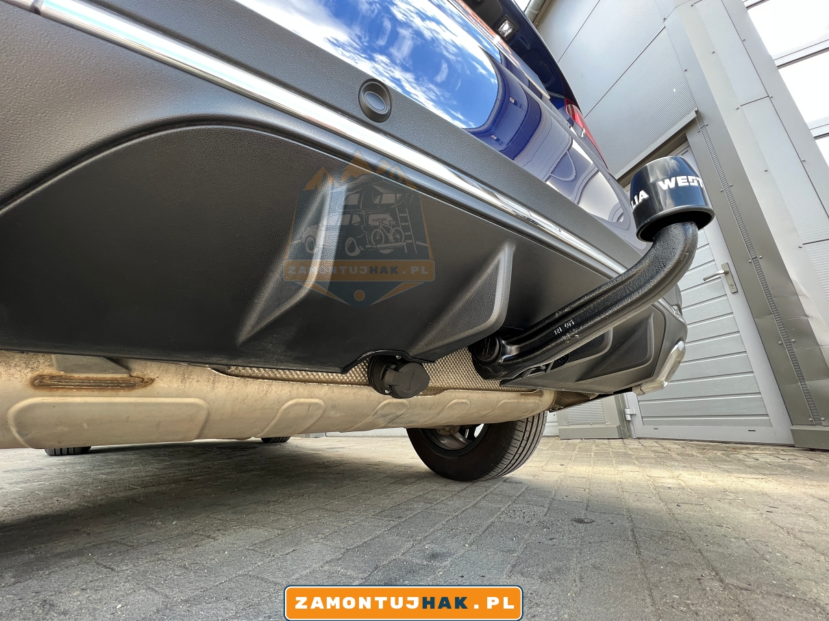 zdjecie od dolu kuli holowniczej westfalia a40v zamontowanej w mercedes glc suv male wyciecie zderzaka na zdjeciu dokladnie wydoczne 